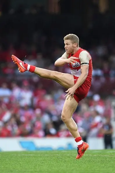SYDNEY, AUSTRALIA - APRIL 09: Dan Hannebery of the Swans kicks a goal during the round three AFL match between the Sydney Swans and the Greater Western Sydney Giants at Sydney Cricket Ground on April 9, 2016 in Sydney, Australia. (Photo by Cameron Spencer/Getty Images)