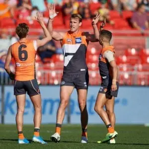 Giants utility re-signs