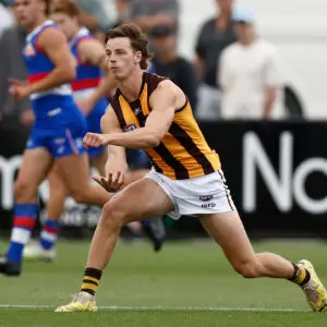 Hawks' Hustwaite inks contract extension