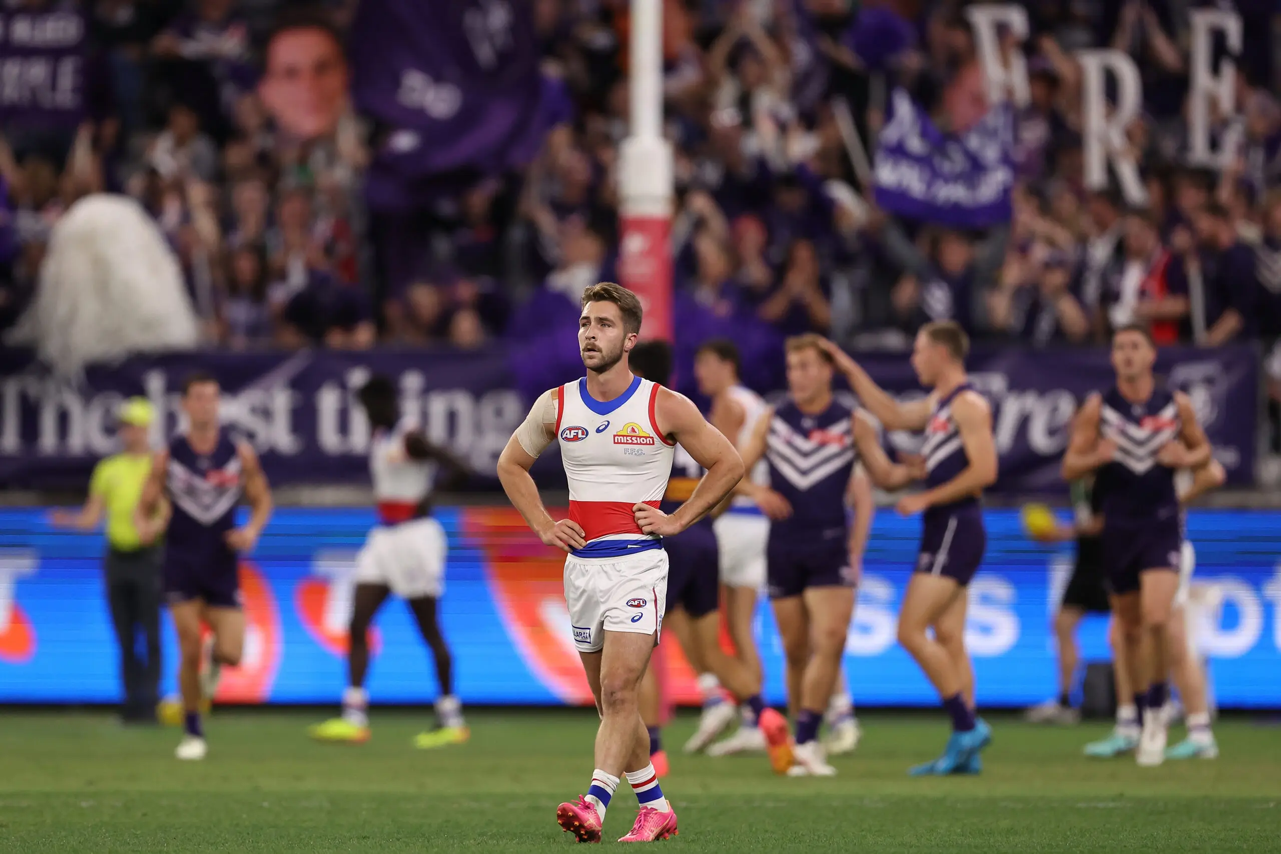 Carlton midfielder, Bulldogs forward pen new deals