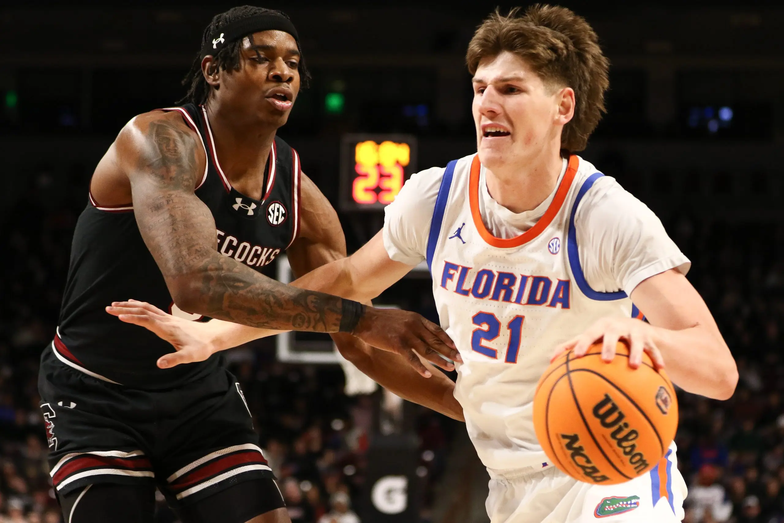 COLUMBIA, SOUTH CAROLINA - JANUARY 22: Alex Condon #21 of the Florida Gators drives to the basket against Nick Pringle #5 of the South Carolina Gamecocks during the second half at Colonial Life Arena on January 22, 2025 in Columbia, South Carolina. (Photo by Isaiah Vazquez/Getty Images)