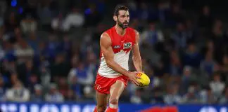 MELBOURNE, AUSTRALIA - APRIL 05: Brodie Grundy of the Swans runs with the ball during the round four AFL match between North Melbourne Kangaroos and Sydney Swans at Marvel Stadium, on April 05, 2025, in Melbourne, Australia. (Photo by Morgan Hancock/Getty Images)