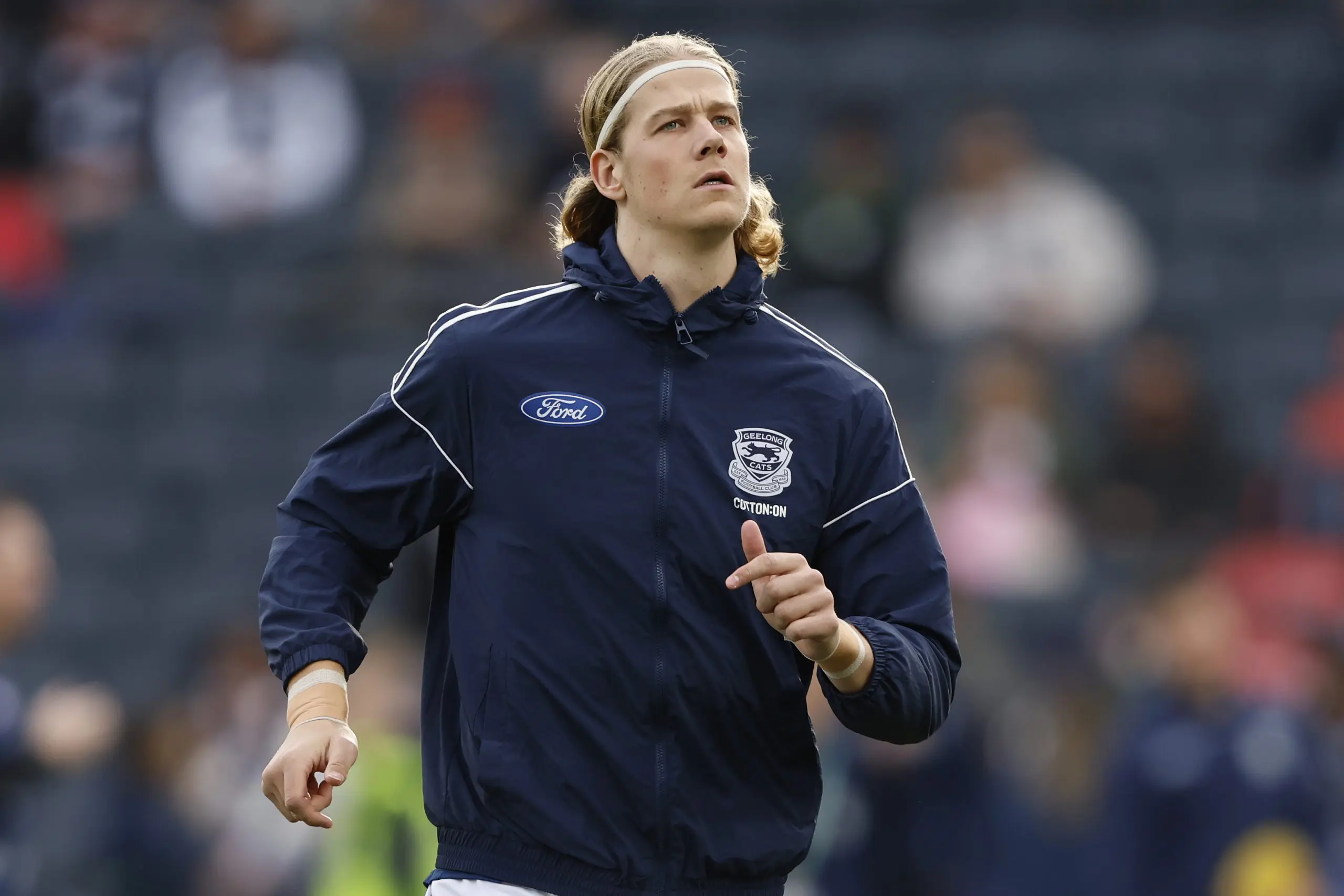 GEELONG, AUSTRALIA - AUGUST 03: Sam De Koning of the Cats warms up before the round 21 AFL match between Geelong Cats and Adelaide Crows at GMHBA Stadium, on August 03, 2024, in Geelong, Australia. (Photo by Darrian Traynor/Getty Images)