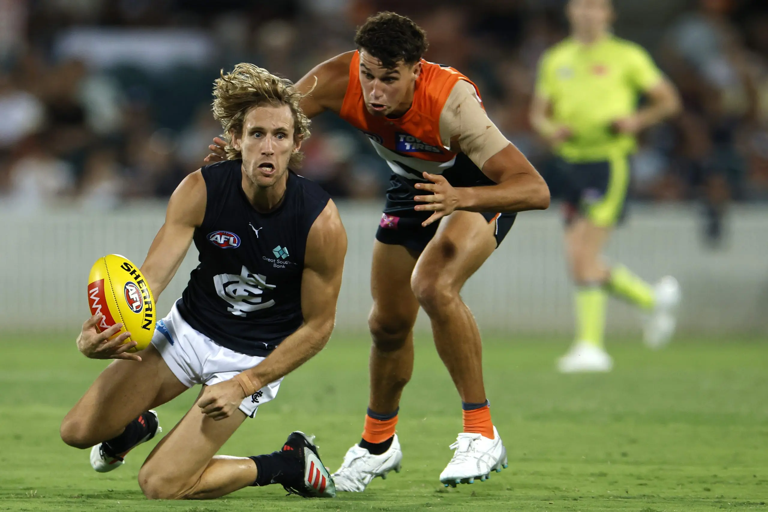 CANBERRA, AUSTRALIA - FEBRUARY 28: Nick Haynes of the Blues handballs during the 2025 AAMI AFL Community Series match between Greater Western Sydney Giants and Carlton Blues at Manuka Oval on February 28, 2025 in Canberra, Australia. (Photo by Darrian Traynor/Getty Images)