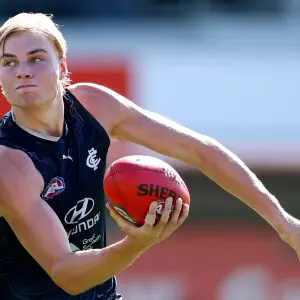 MELBOURNE, AUSTRALIA - MARCH 09: Harry Lemmey of the Blues handballs during a Carlton Blues AFL training session at Ikon Park on March 09, 2025 in Melbourne, Australia. (Photo by Josh Chadwick/Getty Images)