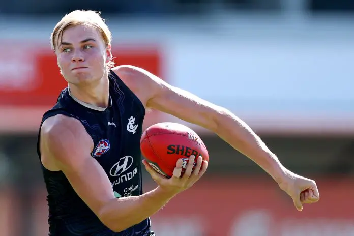 MELBOURNE, AUSTRALIA - MARCH 09: Harry Lemmey of the Blues handballs during a Carlton Blues AFL training session at Ikon Park on March 09, 2025 in Melbourne, Australia. (Photo by Josh Chadwick/Getty Images)