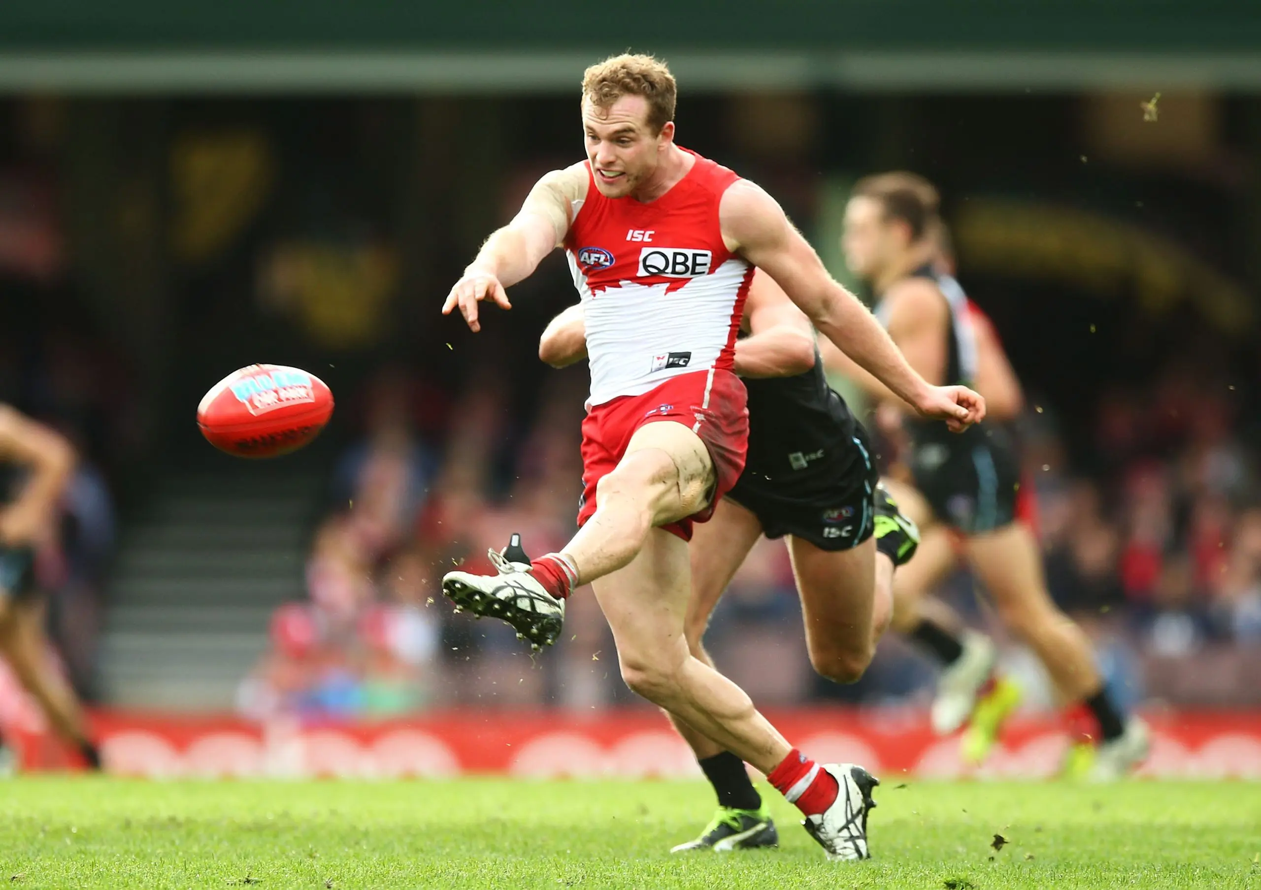 SYDNEY, AUSTRALIA - AUGUST 06: Tom Mitchell of the Swans in action during the round 20 AFL match between the Sydney Swans and the Port Adelaide Power at Sydney Cricket Ground on August 6, 2016 in Sydney, Australia. (Photo by Mark Nolan/Getty Images)