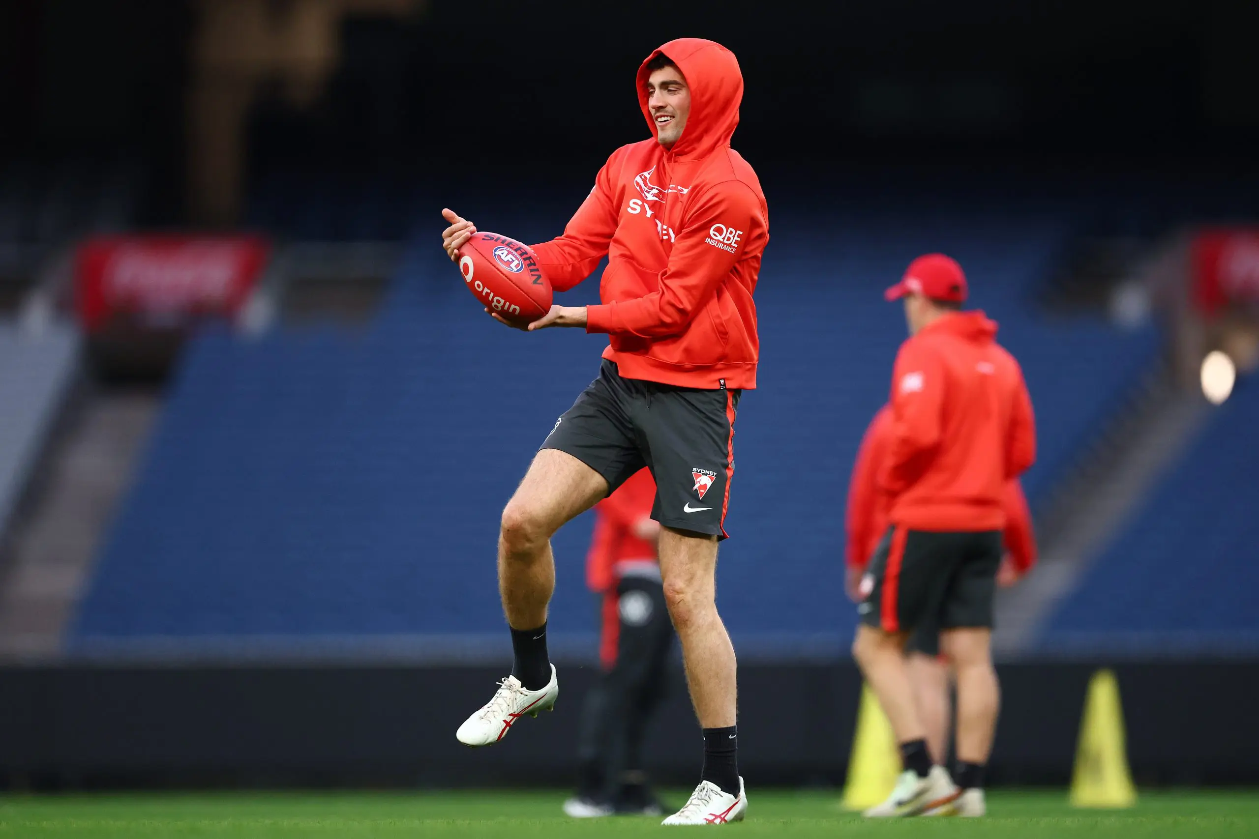 MELBOURNE, AUSTRALIA - JUNE 06: Tom McCartin of the Swans trains during a Sydney Swans AFL captain's run at Melbourne Cricket Ground on June 06, 2025 in Melbourne, Australia. (Photo by Morgan Hancock/Getty Images)