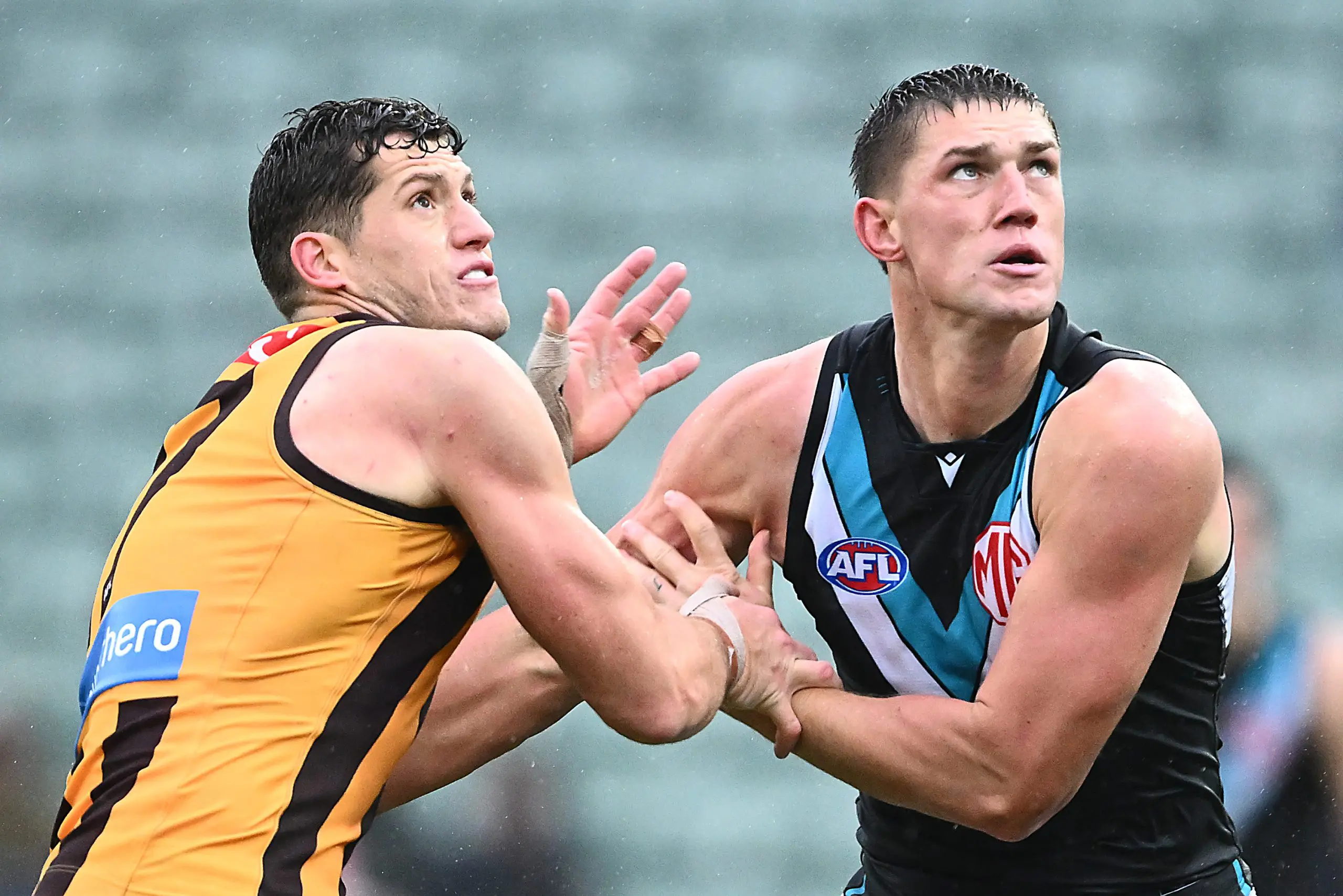 LAUNCESTON, AUSTRALIA - JULY 19: Lloyd Meek of the Hawks and Jordon Sweet of the Power compete in a ruck contest during the round 19 AFL match between Hawthorn Hawks and Port Adelaide Power at University of Tasmania Stadium on July 19, 2025 in Launceston, Australia. (Photo by Steve Bell/Getty Images)