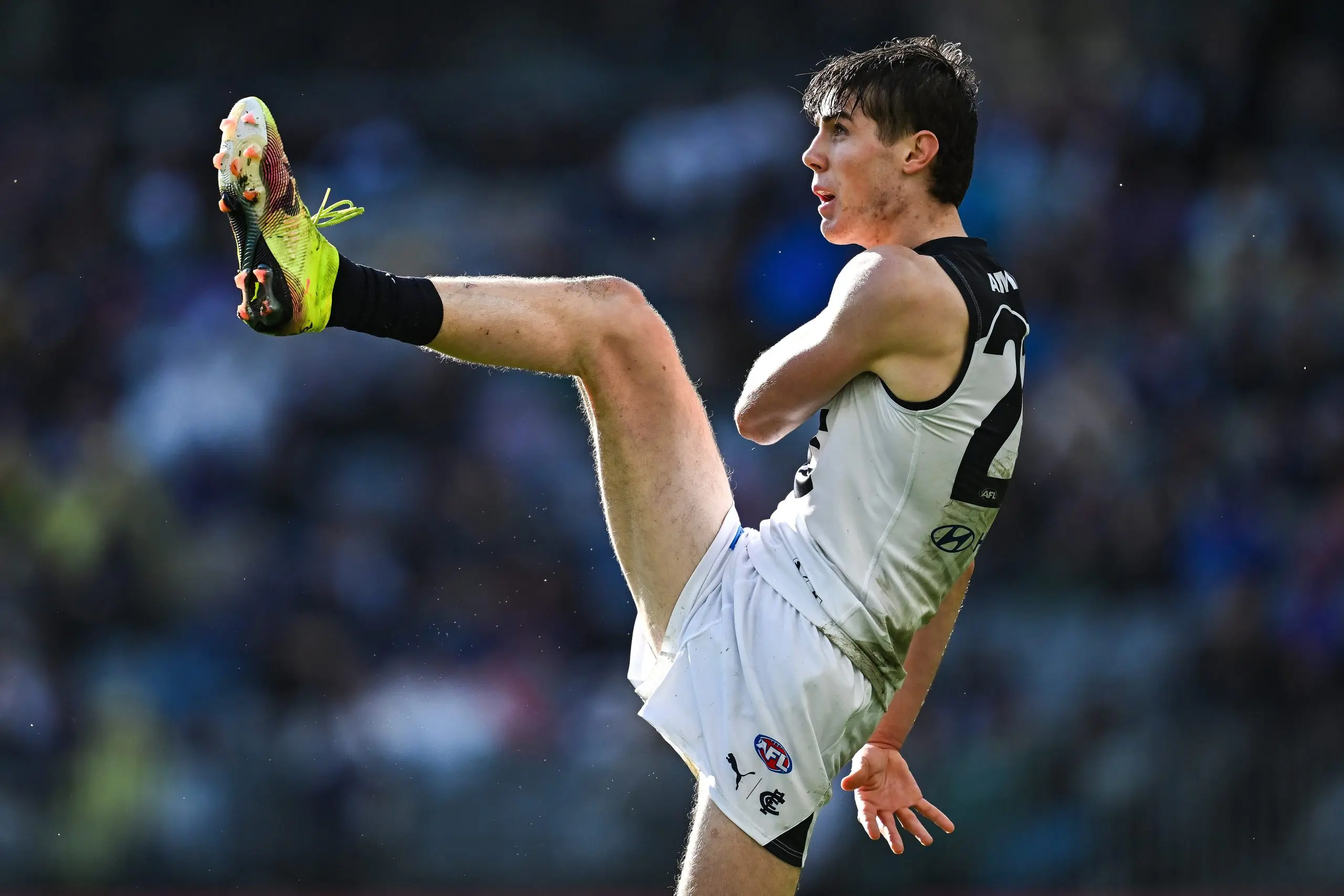 FREMANTLE, AUSTRALIA - AUGUST 03: Harry O'Farrell of the Blues kicks the ball during the 2025 AFL Round 21 match between the Fremantle Dockers and the Carlton Blues at Optus Stadium on August 3, 2025 in Fremantle, Australia. (Photo by Daniel Carson/AFL Photos via Getty Images)