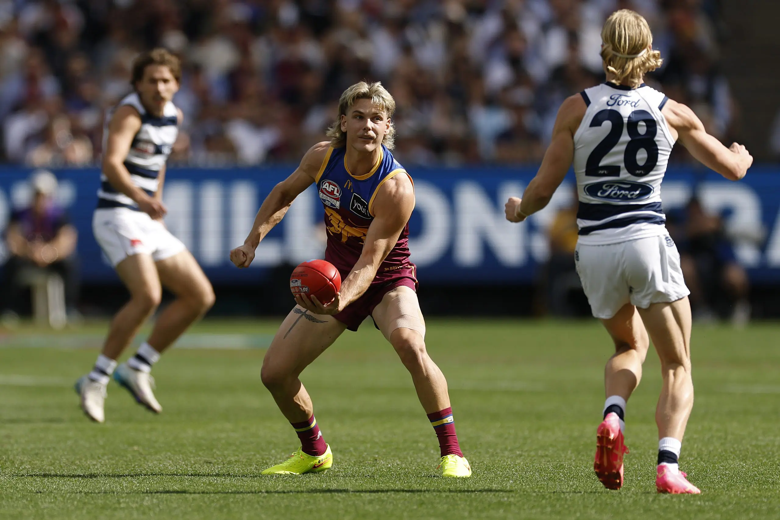 MELBOURNE, AUSTRALIA - SEPTEMBER 27: Will Ashcroft of the Lions handballs during the AFL Grand Final match between Geelong Cats and Brisbane Lions at Melbourne Cricket Ground on September 27, 2025 in Melbourne, Australia. (Photo by Darrian Traynor/Getty Images)