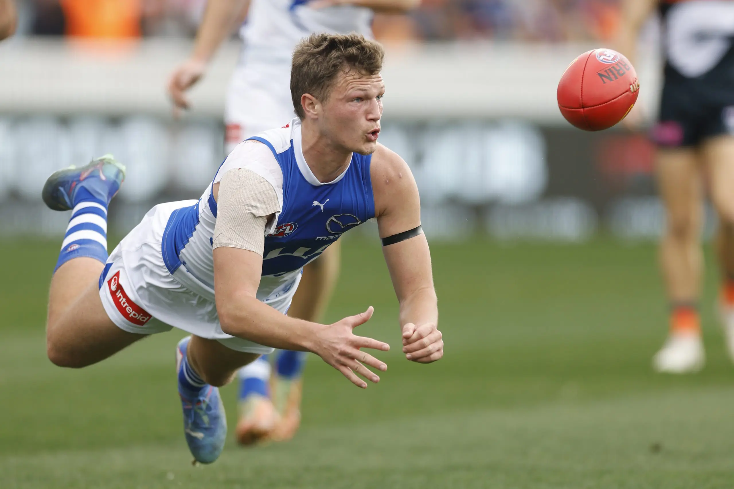CANBERRA, AUSTRALIA - AUGUST 10: Zane Duursma of the Kangaroos handballs during the round 22 AFL match between GWS Giants and North Melbourne Kangaroos at Manuka Oval on August 10, 2025 in Canberra, Australia. (Photo by Darrian Traynor/AFL Photos/via Getty Images)