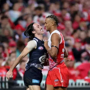SYDNEY, AUSTRALIA - MAY 16: Oliver Hollands of the Blues and Joel Amartey of the Swans exchange wordduring the round ten AFL match between Sydney Swans and Carlton Blues at Sydney Cricket Ground, on May 16, 2025, in Sydney, Australia. (Photo by Cameron Spencer/Getty Images)
