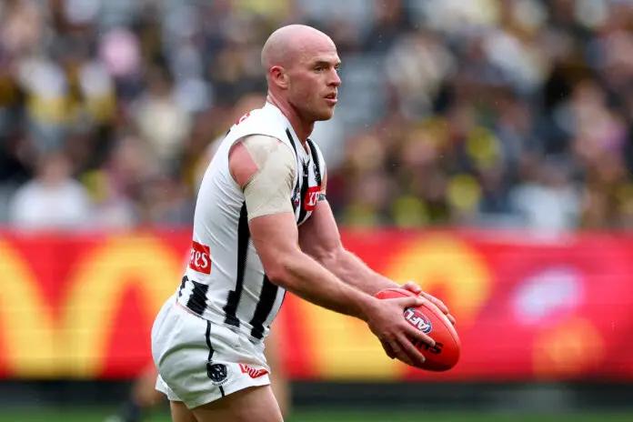 MELBOURNE, AUSTRALIA - JULY 27: Tom Mitchell of the Magpies kicks during the round 20 AFL match between Richmond Tigers and Collingwood Magpies at Melbourne Cricket Ground on July 27, 2025 in Melbourne, Australia. (Photo by Daniel Pockett/Getty Images)
