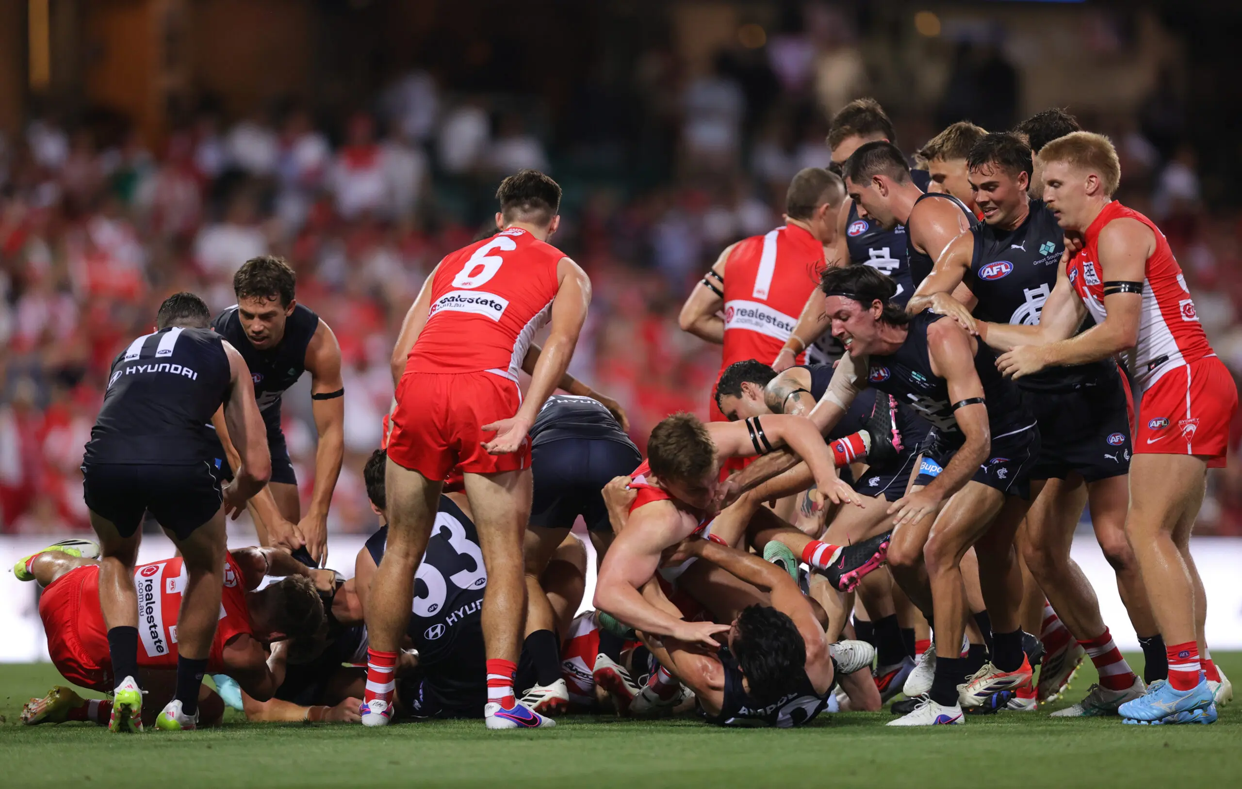 SYDNEY, AUSTRALIA - MARCH 05: Players scuffle during the opening round AFL match between Sydney Swans and Carlton Blues at SCG on March 05, 2026 in Sydney, Australia. (Photo by Jason McCawley/Getty Images)