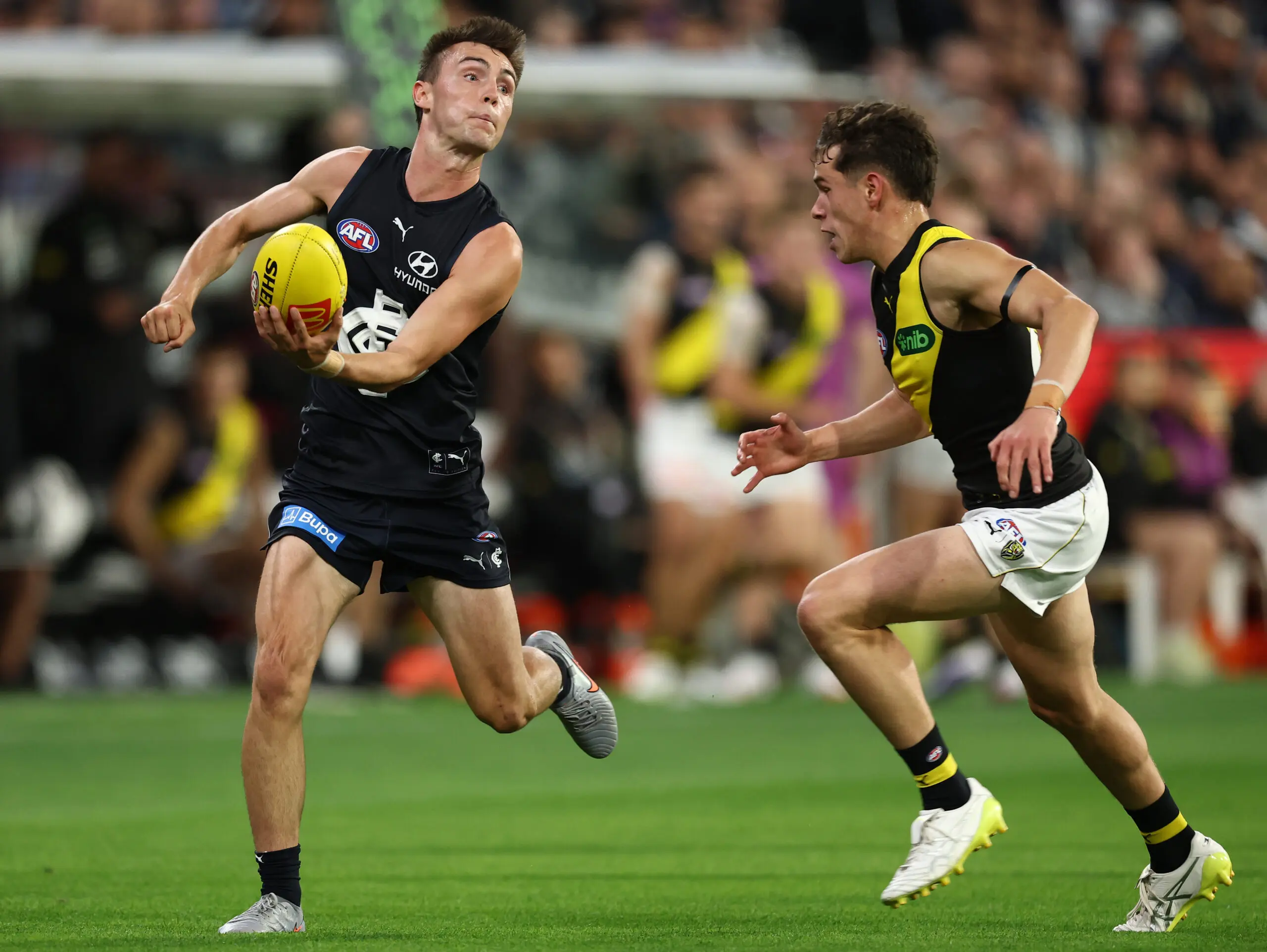 MELBOURNE, AUSTRALIA - MARCH 12: Jagga Smith of the Blues handpasses the ball during the 2026 AFL Round 01 match between the Carlton Blues and the Richmond Tigers at the Melbourne Cricket Ground on March 12, 2026 in Melbourne, Australia. (Photo by James Wiltshire/AFL Photos via Getty Images)