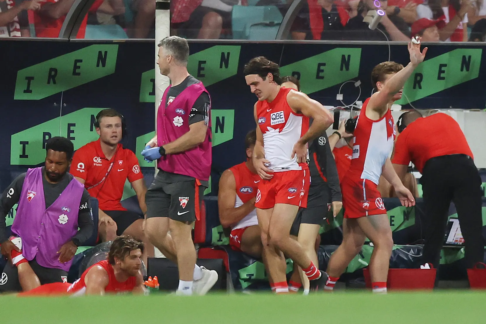 SYDNEY, AUSTRALIA - MARCH 14: Errol Gulden of the Swans walks from the field injured during the round one AFL match between Sydney Swans and Brisbane Lions at Sydney Cricket Ground, on March 14, 2026, in Sydney, Australia. (Photo by Mark Metcalfe/Getty Images)