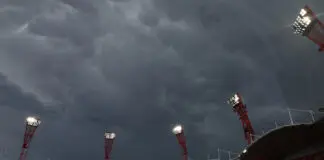 Lightning strikes delay GWS-St Kilda match SYDNEY, AUSTRALIA - MARCH 21: Dark clouds surround ENGIE Stadium ahead of the round two AFL match between Greater Western Sydney Giants and St Kilda Saints at ENGIE Stadium, on March 21, 2026, in Sydney, Australia. (Photo by Mark Metcalfe/AFL Photos/via Getty Images)