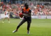 SYDNEY, AUSTRALIA - AUGUST 24: Leek Aleer of the Giants runs with the ball during the round 24 AFL match between Greater Western Sydney Giants and St Kilda Saints at ENGIE Stadium on August 24, 2025 in Sydney, Australia. (Photo by Darrian Traynor/Getty Images)