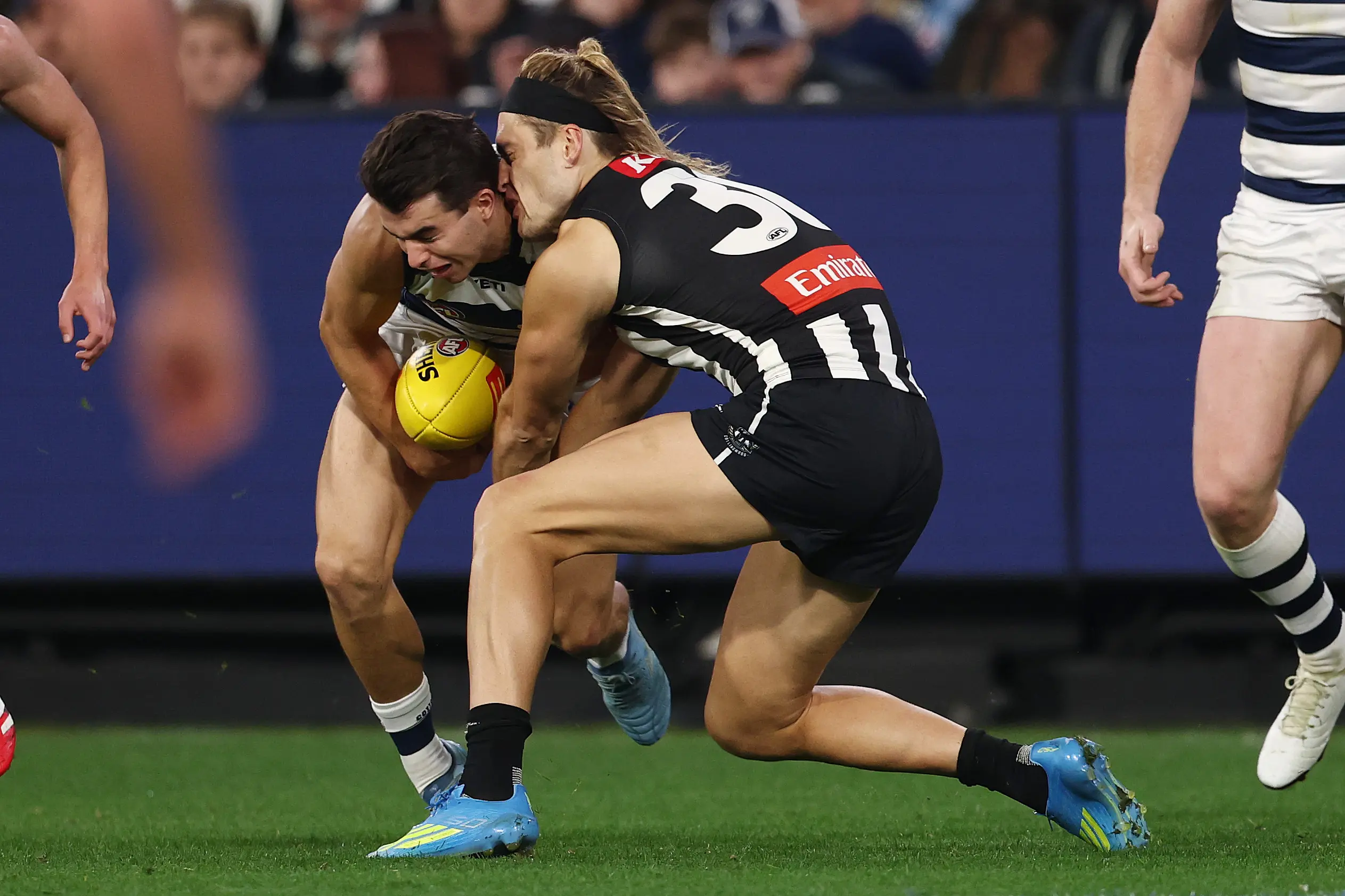 MELBOURNE, AUSTRALIA - MAY 09: Oisin Mullin of the Cats and Darcy Moore of the Magpies clash heads during the round nine AFL match between Geelong Cats and Collingwood Magpies at Melbourne Cricket Ground, on May 09, 2026, in Melbourne, Australia. (Photo by Morgan Hancock/AFL Photos/via Getty Images)