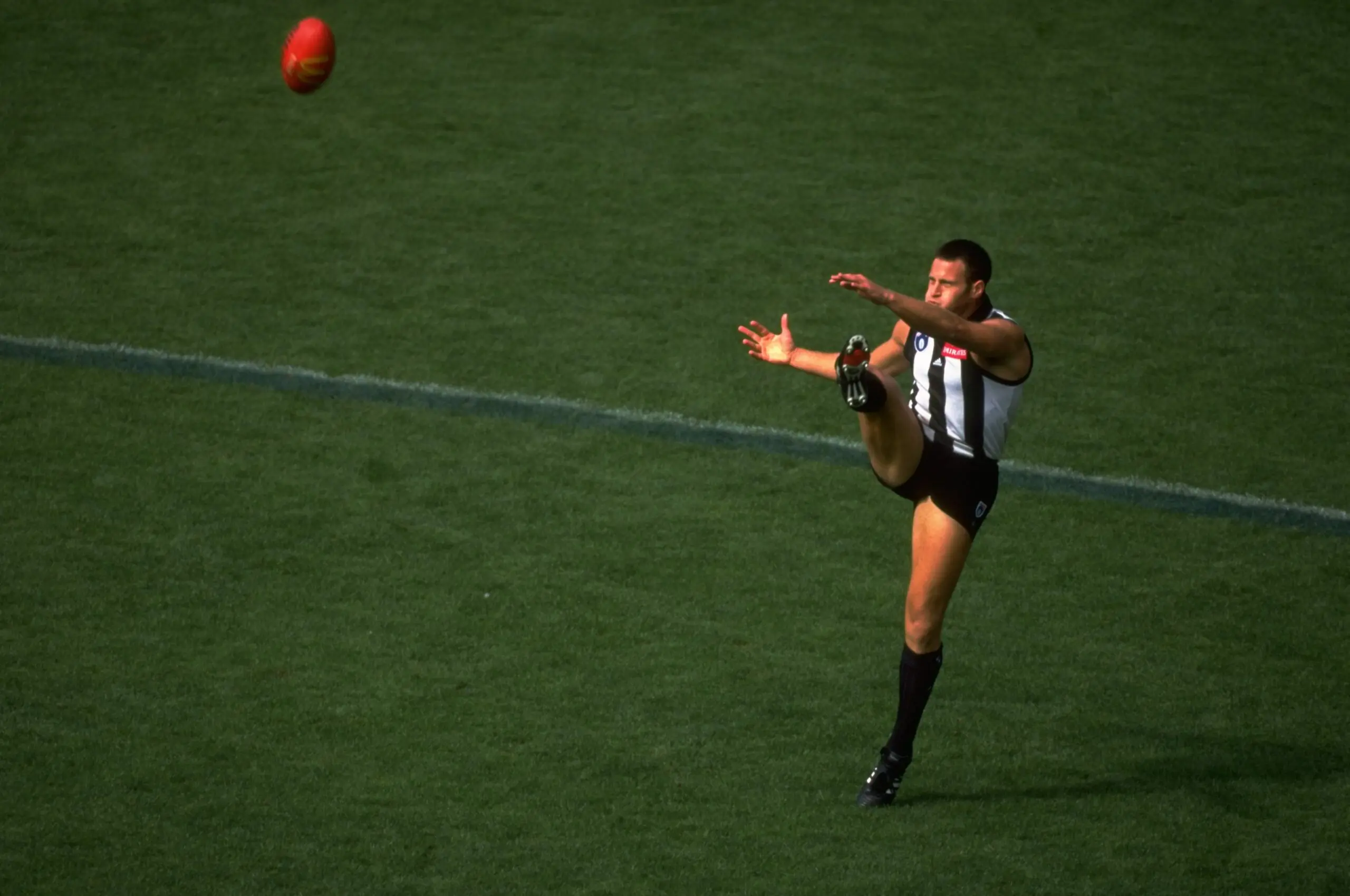 28 Mar 1999: Saverio Rocca of Collingwood kicks the ball up field during Round 1 of the AFL Football match against Hawthorn played at the MCG in Melbourne, Australia. Mandatory Credit: Stuart Milligan /Allsport
