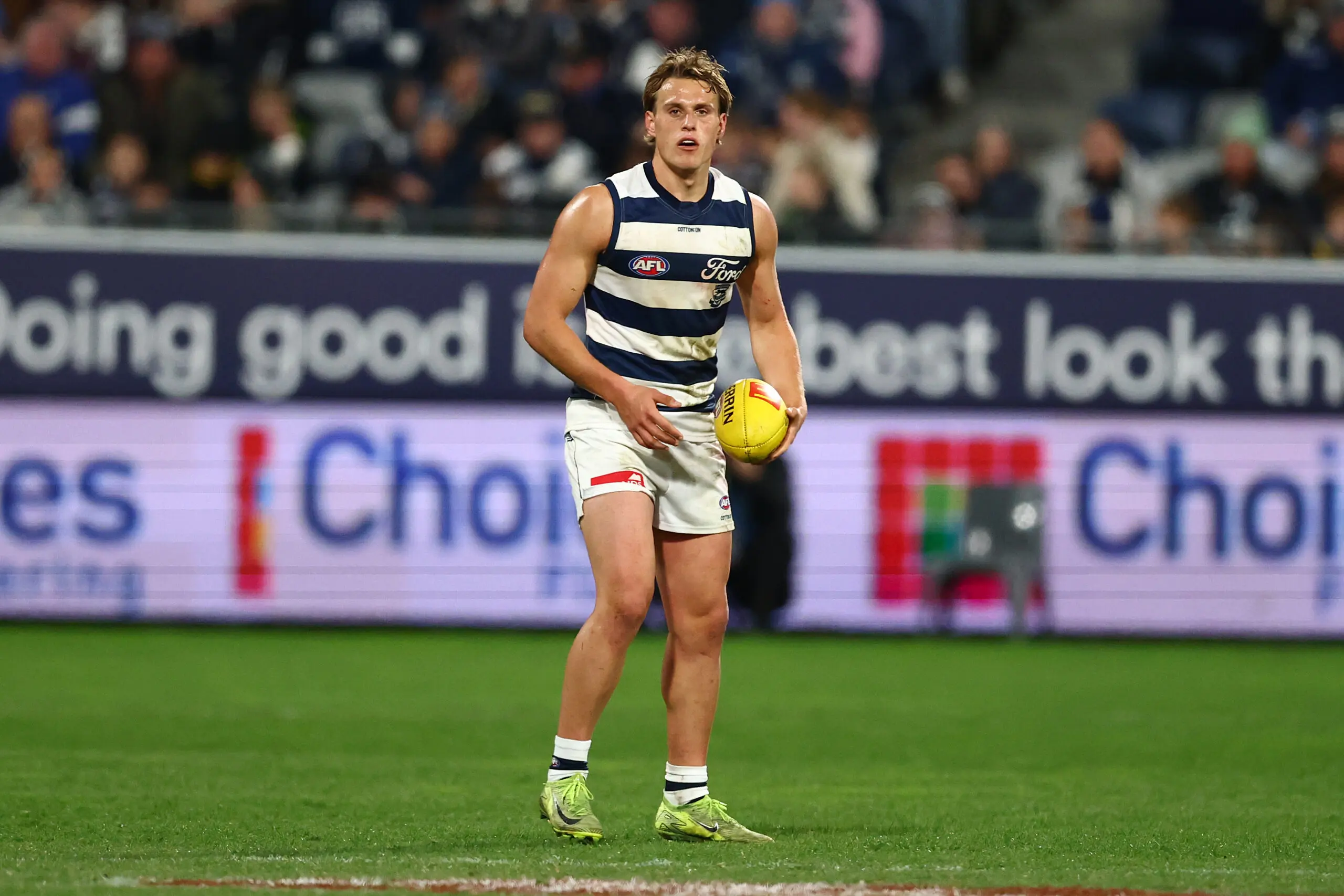 GEELONG, AUSTRALIA - JULY 05: George Stevens of the Cats takes possession of the ball during the round 17 AFL match between Geelong Cats and Richmond Tigers at GMHBA Stadium on July 05, 2025 in Geelong, Australia. (Photo by Morgan Hancock/Getty Images)