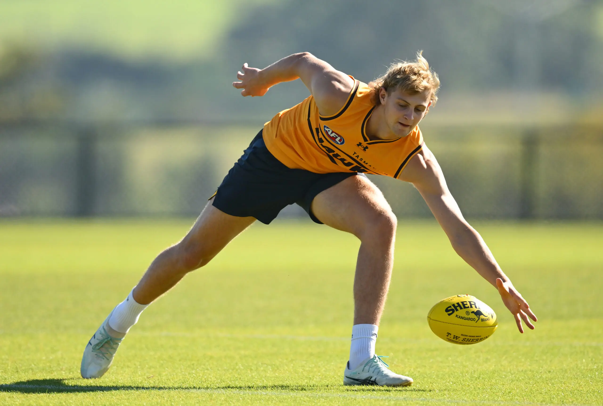 MELBOURNE, AUSTRALIA - APRIL 28: Aidan Schubert of the Hawks gathers the ball during a Hawthorn Hawks AFL training session at Kennedy Community Centre on April 28, 2026 in Melbourne, Australia. (Photo by Quinn Rooney/Getty Images)