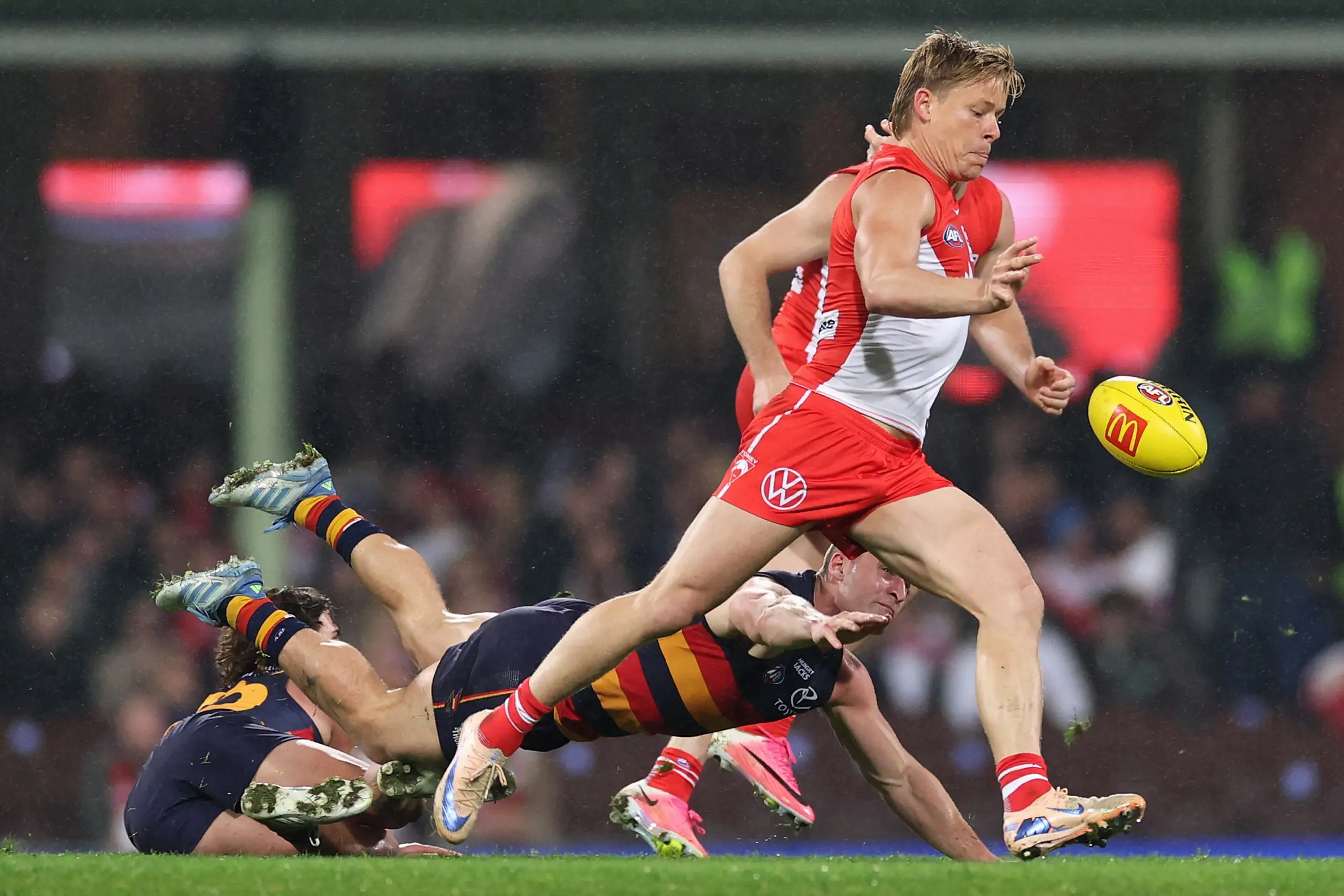 SYDNEY, AUSTRALIA - JULY 17: Isaac Heeney of the Swans kicks during the round 19 AFL match between Sydney Swans and Adelaide Crows at Sydney Cricket Ground, on July 17, 2026, in Sydney, Australia. (Photo by Cameron Spencer/Getty Images)