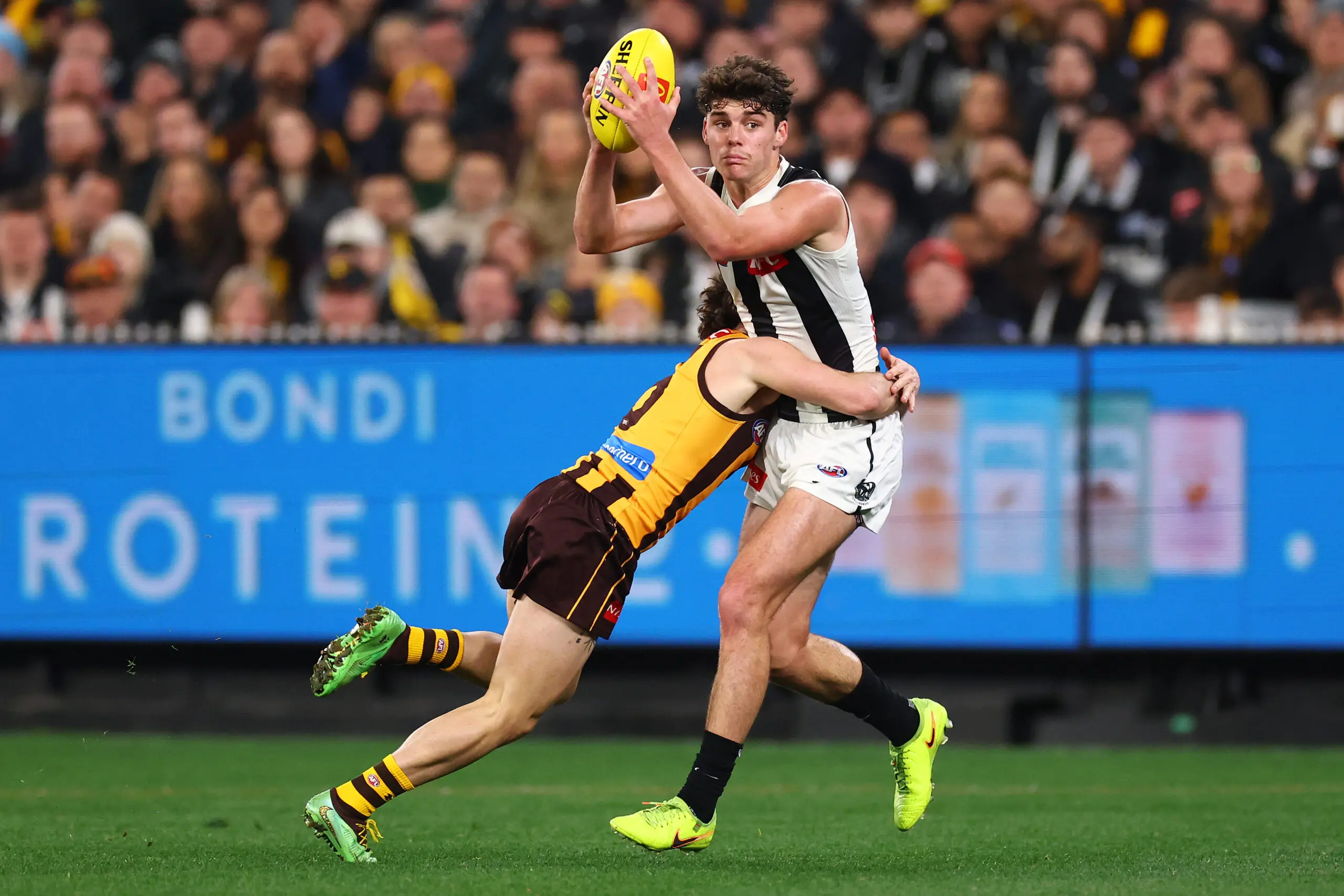 MELBOURNE, AUSTRALIA - AUGUST 15: Sam Swadling of the Magpies handballs whilst being tackled by Nick Watson of the Hawks during the round 23 AFL match between Hawthorn Hawks and Collingwood Magpies at Melbourne Cricket Ground, on August 15, 2026, in Melbourne, Australia. (Photo by Daniel Pockett/Getty Images)
