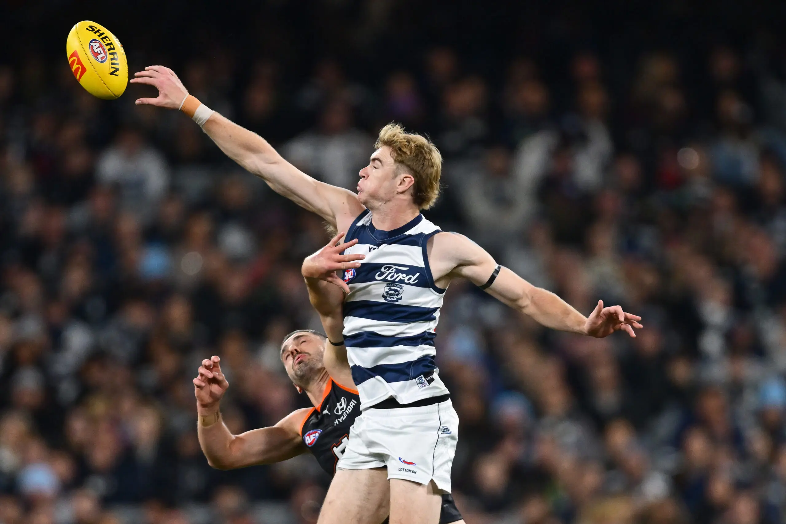 MELBOURNE, AUSTRALIA - MAY 29: Mitchell Edwards of the Cats competes with Marc Pittonet of the Blues during the round 12 AFL match between Carlton Blues and Geelong Cats at Melbourne Cricket Ground, on May 29, 2026, in Melbourne, Australia. (Photo by Quinn Rooney/Getty Images)