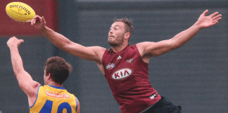 Bombers' ruckman re-signs