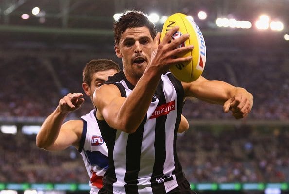 MELBOURNE, AUSTRALIA - APRIL 11: Scott Pendlebury of the Magpies handballs off the boundary line during the round two AFL match between the Collingwood Magpies and the Adelaide Crows at Etihad Stadium on April 11, 2015 in Melbourne, Australia. (Photo by Robert Cianflone/Getty Images)