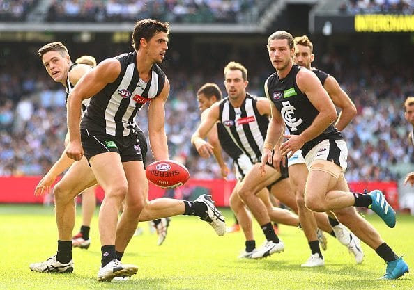 MELBOURNE, AUSTRALIA - MAY 07:  Scott Pendlebury of the Magpies passes the ball during the round seven AFL match between the Collingwood Magpies and the Carlton Blues at Melbourne Cricket Ground on May 7, 2016 in Melbourne, Australia.  (Photo by Scott Barbour/Getty Images)
