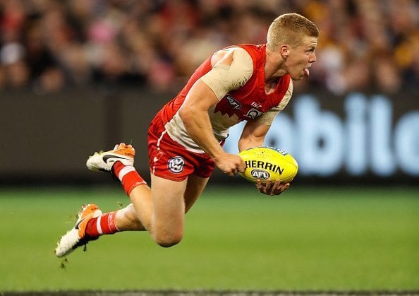 MELBOURNE, AUSTRALIA - MAY 20: Dan Hannebery of the Swans handpasses the ball during the 2016 AFL Round 09 match between the Hawthorn Hawks and the Sydney Swans at the Melbourne Cricket Ground on May 20, 2016 in Melbourne, Australia. (Photo by Michael Willson/AFL Media/Getty Images)