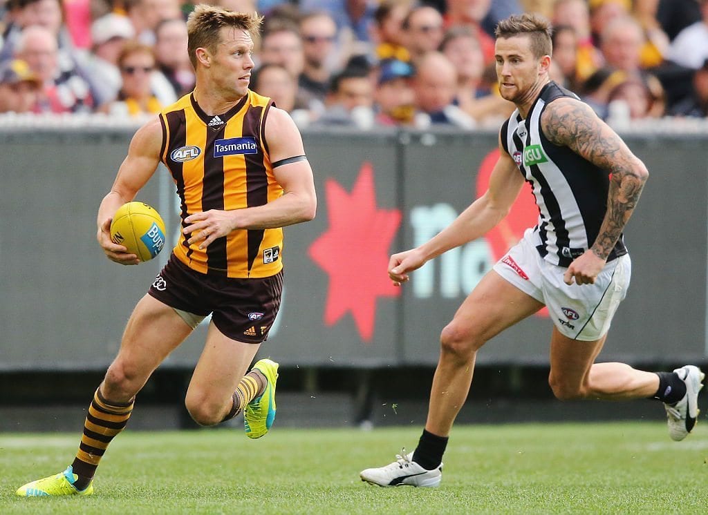 MELBOURNE, AUSTRALIA - AUGUST 28: Sam Mitchell of the Hawks looks upfield from Jeremy Howe of the Magpies during the round 23 AFL match between the Hawthorn Hawks and the Collingwood Magpies at Melbourne Cricket Ground on August 28, 2016 in Melbourne, Australia. (Photo by Michael Dodge/Getty Images)