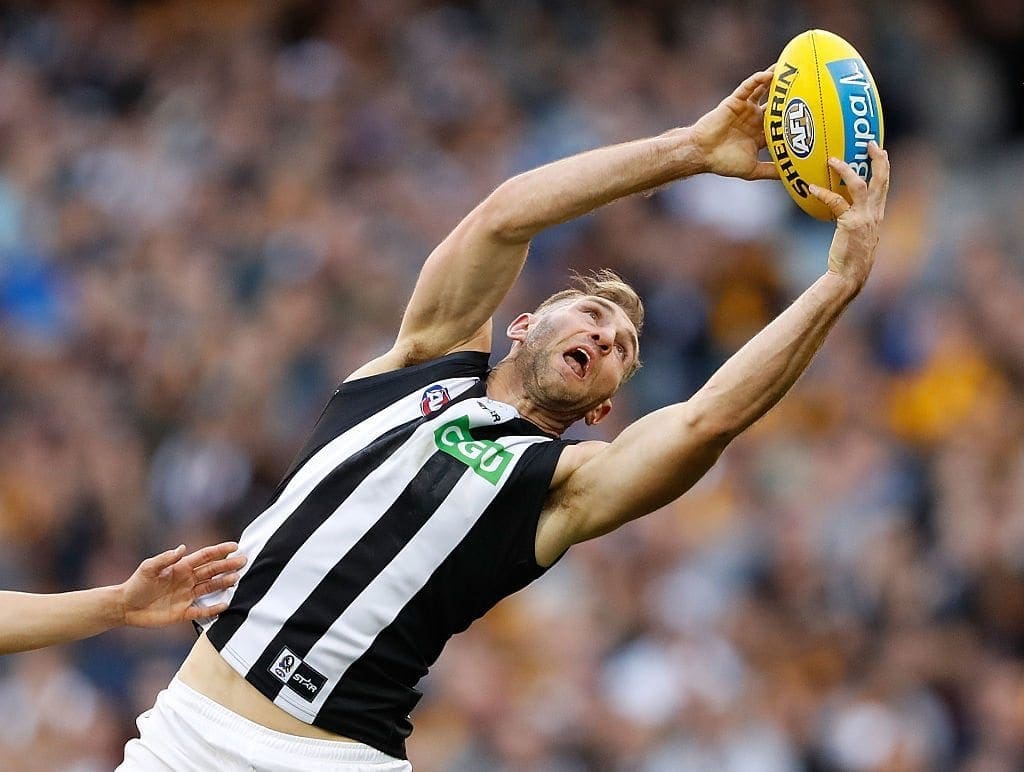 Travis Cloke of the Magpies marks the ball during the 2016 AFL Round 23 match between the Hawthorn Hawks and the Collingwood Magpies at the Melbourne Cricket Ground on August 28, 2016 in Melbourne, Australia. (Photo by Adam Trafford/AFL Media/Getty Images)