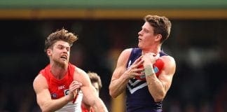 Fremantle forward turns back on Victorian clubs, pens new deal
