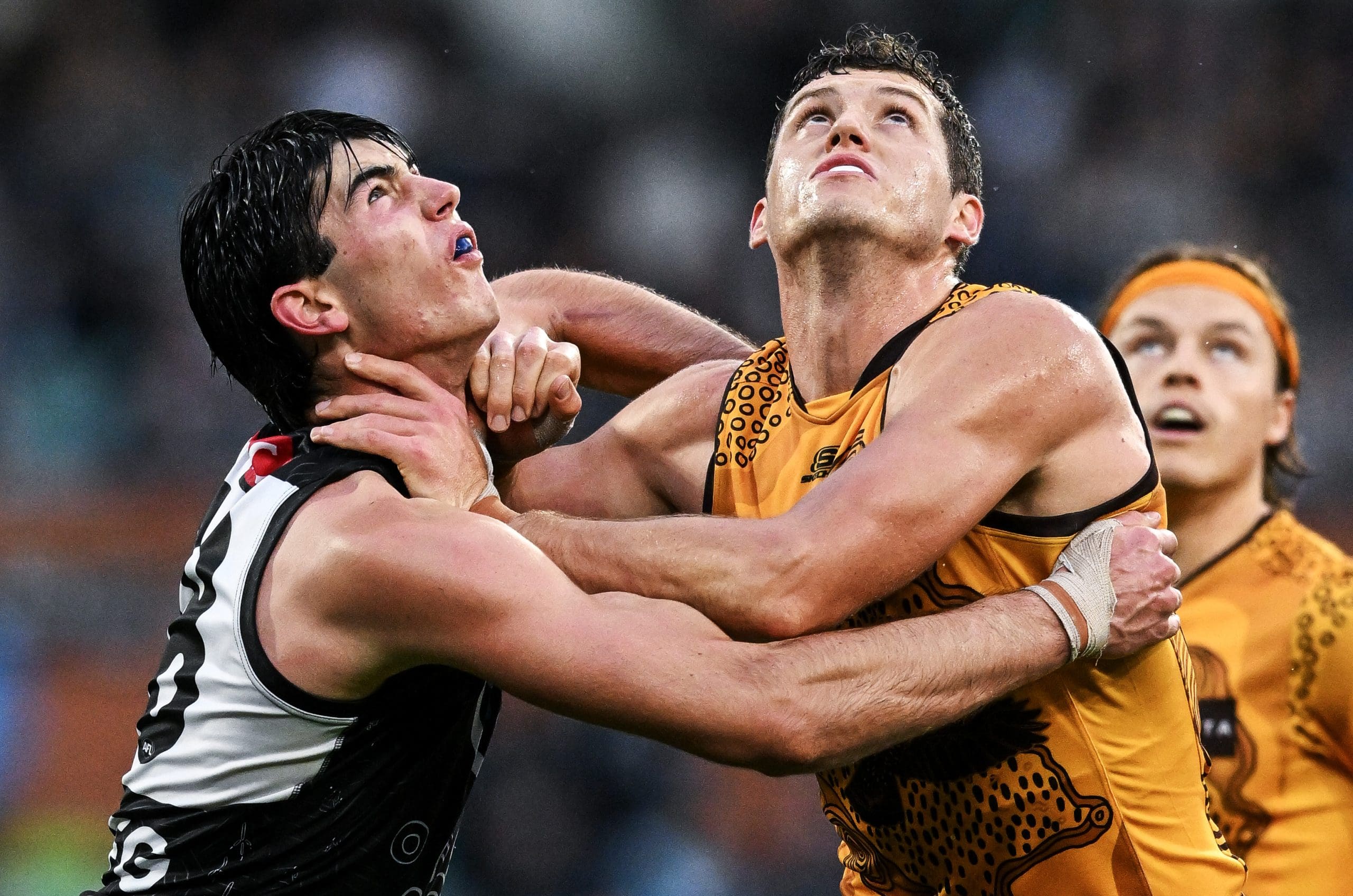 ADELAIDE, AUSTRALIA - MAY 19: Dante Visentini of the Power rucks against Lloyd Meek of the Hawks during the round 10 AFL match between Yartapuulti (the Port Adelaide Power) and Hawthorn Hawks at Adelaide Oval, on May 19, 2024, in Adelaide, Australia. (Photo by Mark Brake/Getty Images)