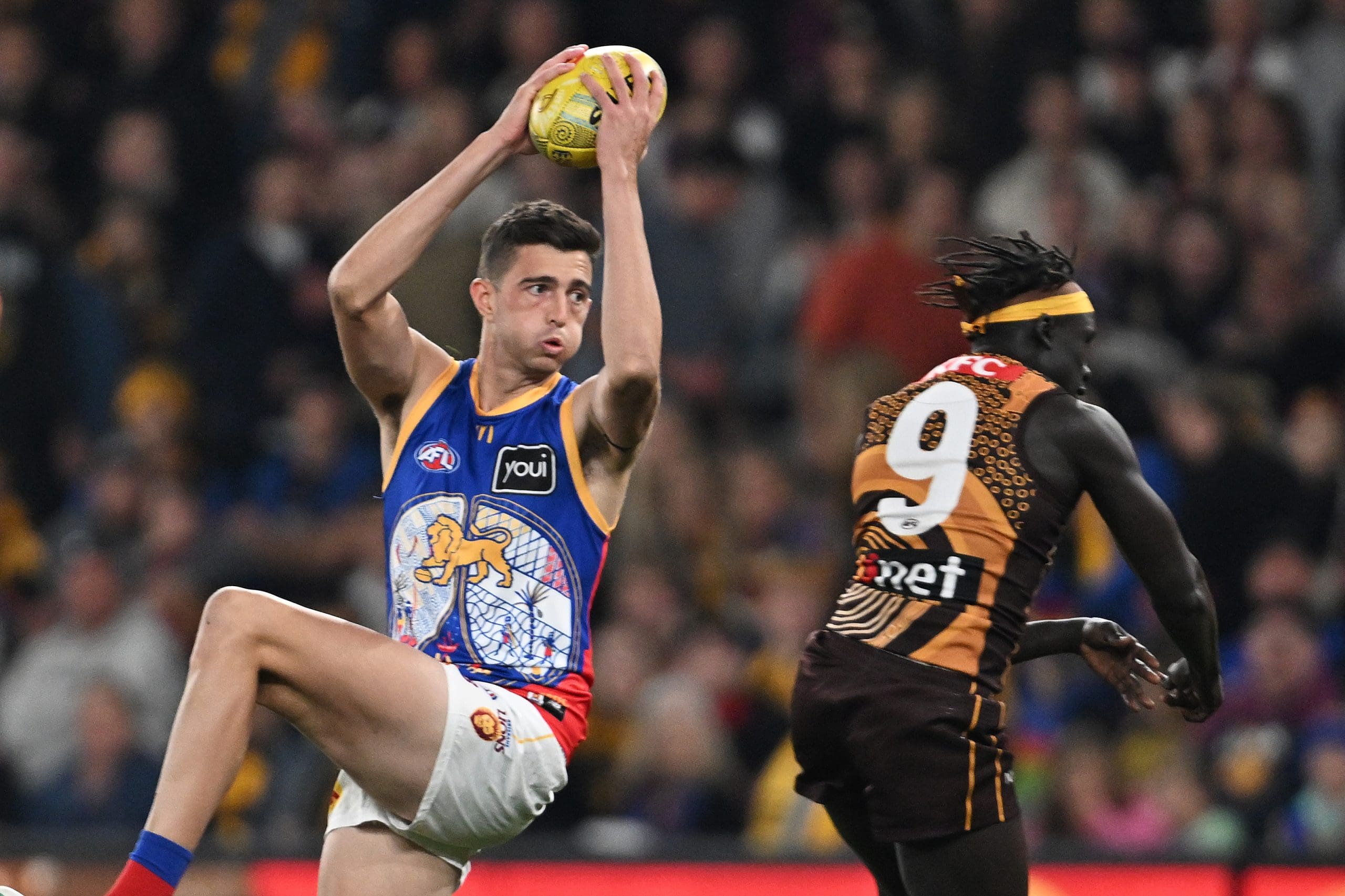 MELBOURNE, AUSTRALIA - MAY 26: Brandon Ryan of the Lions marks the ball during the round 11 AFL match between Hawthorn Hawks and Brisbane Lions at Marvel Stadium, on May 26, 2024, in Melbourne, Australia. (Photo by Daniel Pockett/Getty Images)