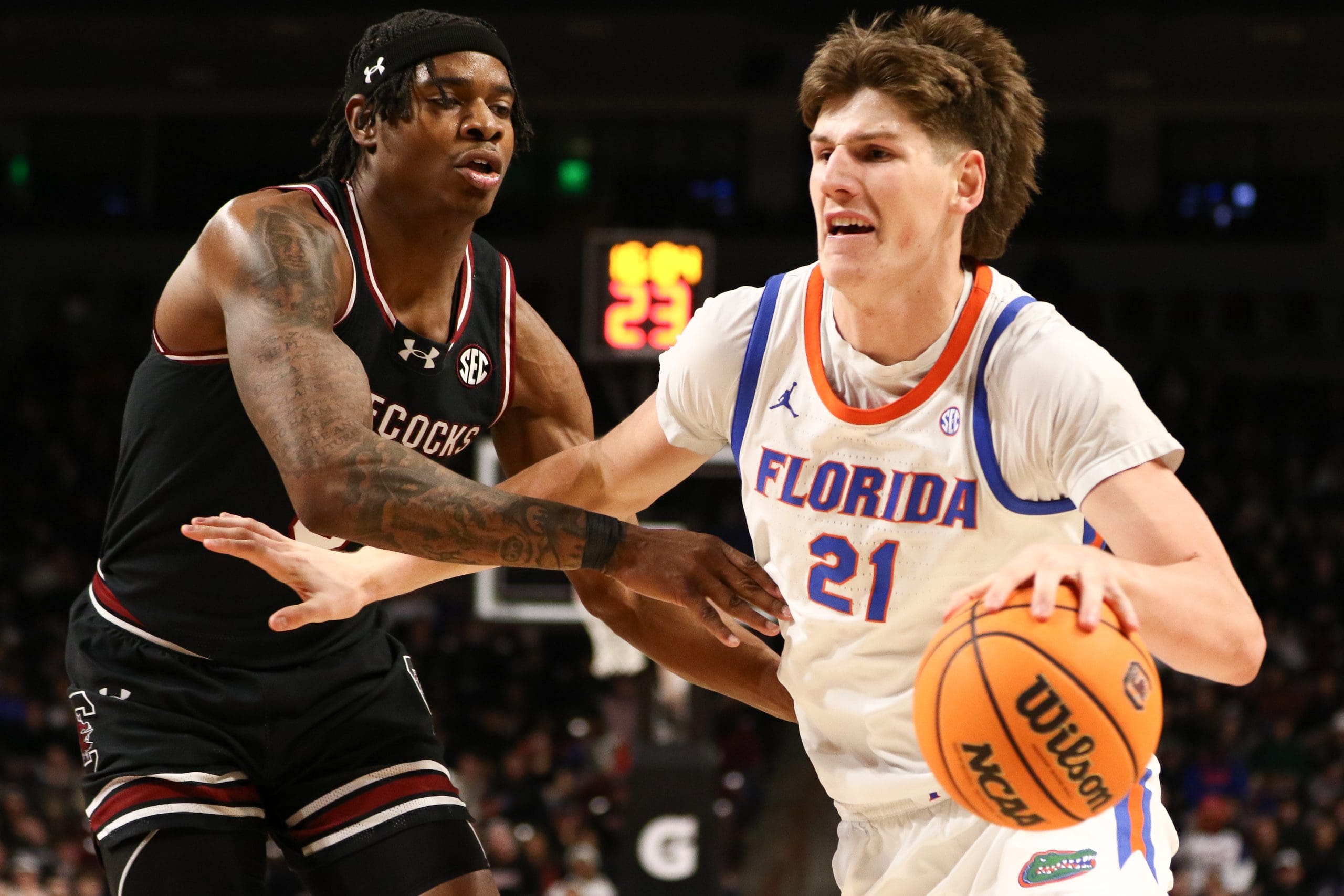 COLUMBIA, SOUTH CAROLINA - JANUARY 22: Alex Condon #21 of the Florida Gators drives to the basket against Nick Pringle #5 of the South Carolina Gamecocks during the second half at Colonial Life Arena on January 22, 2025 in Columbia, South Carolina. (Photo by Isaiah Vazquez/Getty Images)
