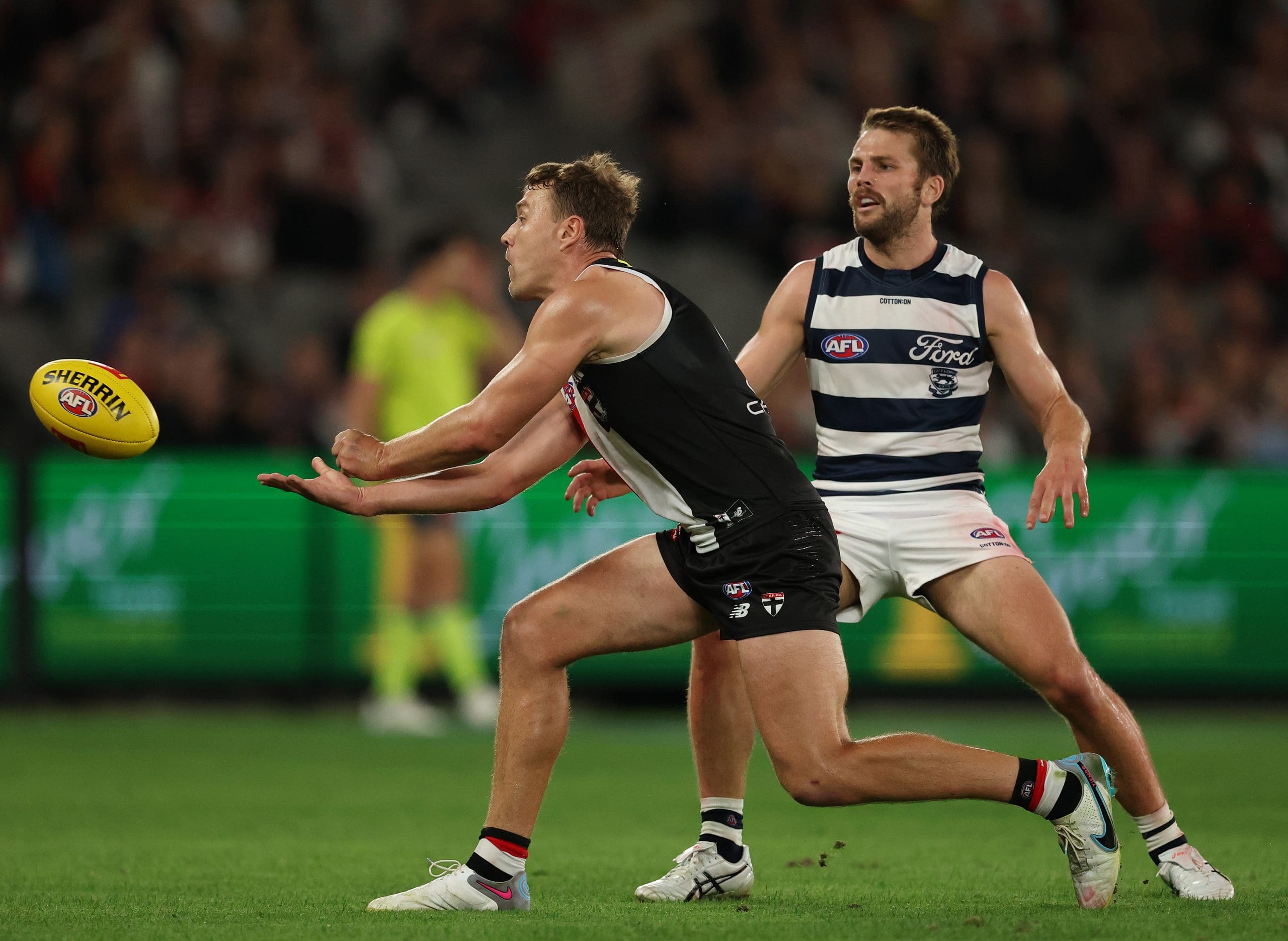 MELBOURNE, AUSTRALIA - MARCH 22: Jack Macrae of the Saints handballs during the round two AFL match between St Kilda Saints and Geelong Cats at Marvel Stadium, on March 22, 2025, in Melbourne, Australia. (Photo by Robert Cianflone/Getty Images)