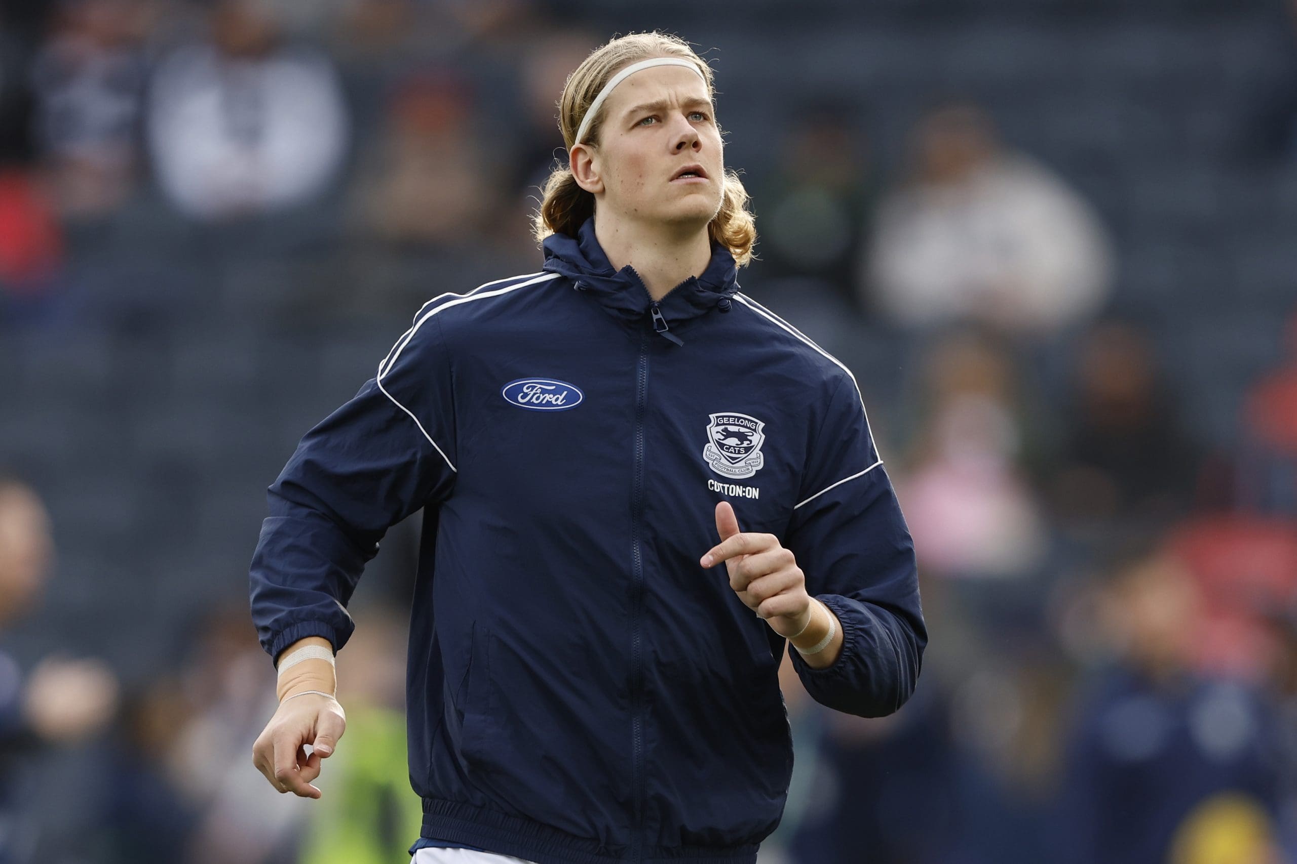 GEELONG, AUSTRALIA - AUGUST 03: Sam De Koning of the Cats warms up before the round 21 AFL match between Geelong Cats and Adelaide Crows at GMHBA Stadium, on August 03, 2024, in Geelong, Australia. (Photo by Darrian Traynor/Getty Images)