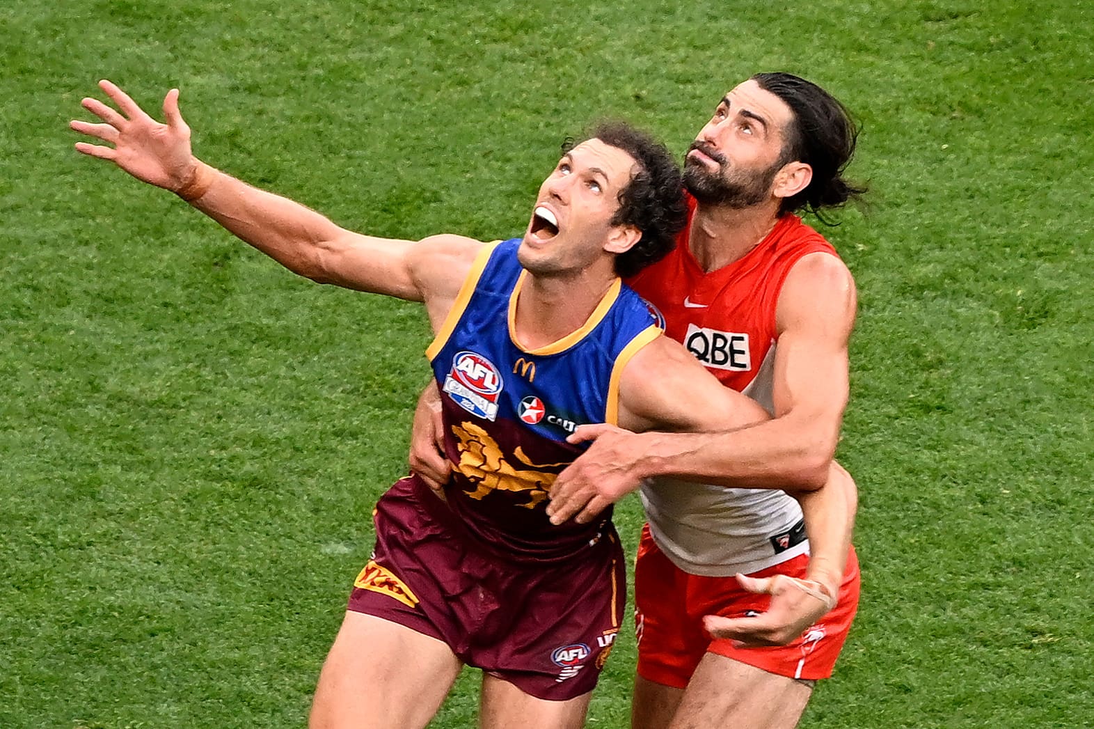 MELBOURNE, AUSTRALIA - SEPTEMBER 28: Darcy Fort of the Lions and Brodie Grundy of the Swans compete in a ruck contest during the 2024 AFL Grand Final match between the Sydney Swans and the Brisbane Lions at The Melbourne Cricket Ground on September 28, 2024 in Melbourne, Australia. (Photo by Adam Trafford/AFL Photos via Getty Images)