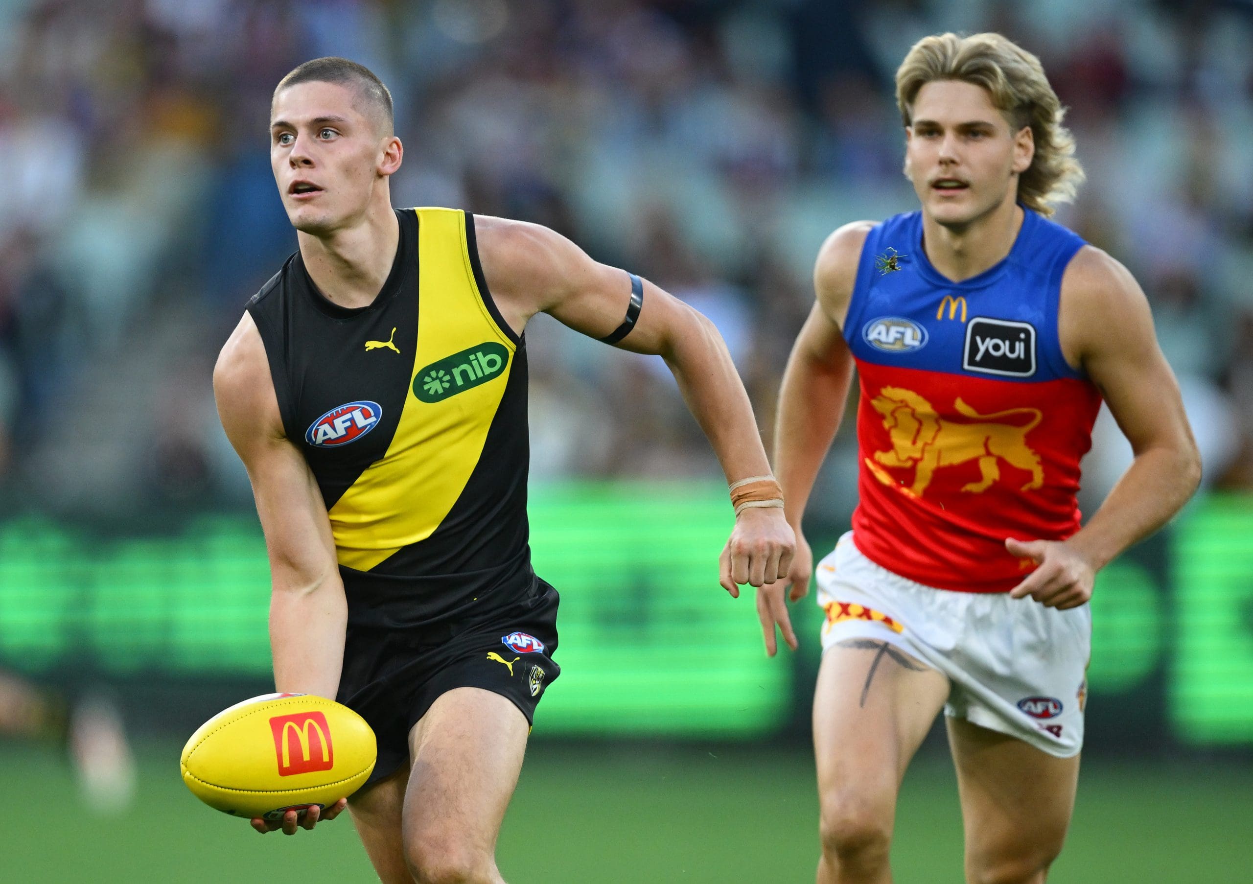 MELBOURNE, AUSTRALIA - APRIL 05: James Trezise of the Tigers handballs during the round four AFL match between Richmond Tigers and Brisbane Lions at Melbourne Cricket Ground, on April 05, 2025, in Melbourne, Australia. (Photo by Quinn Rooney/Getty Images)