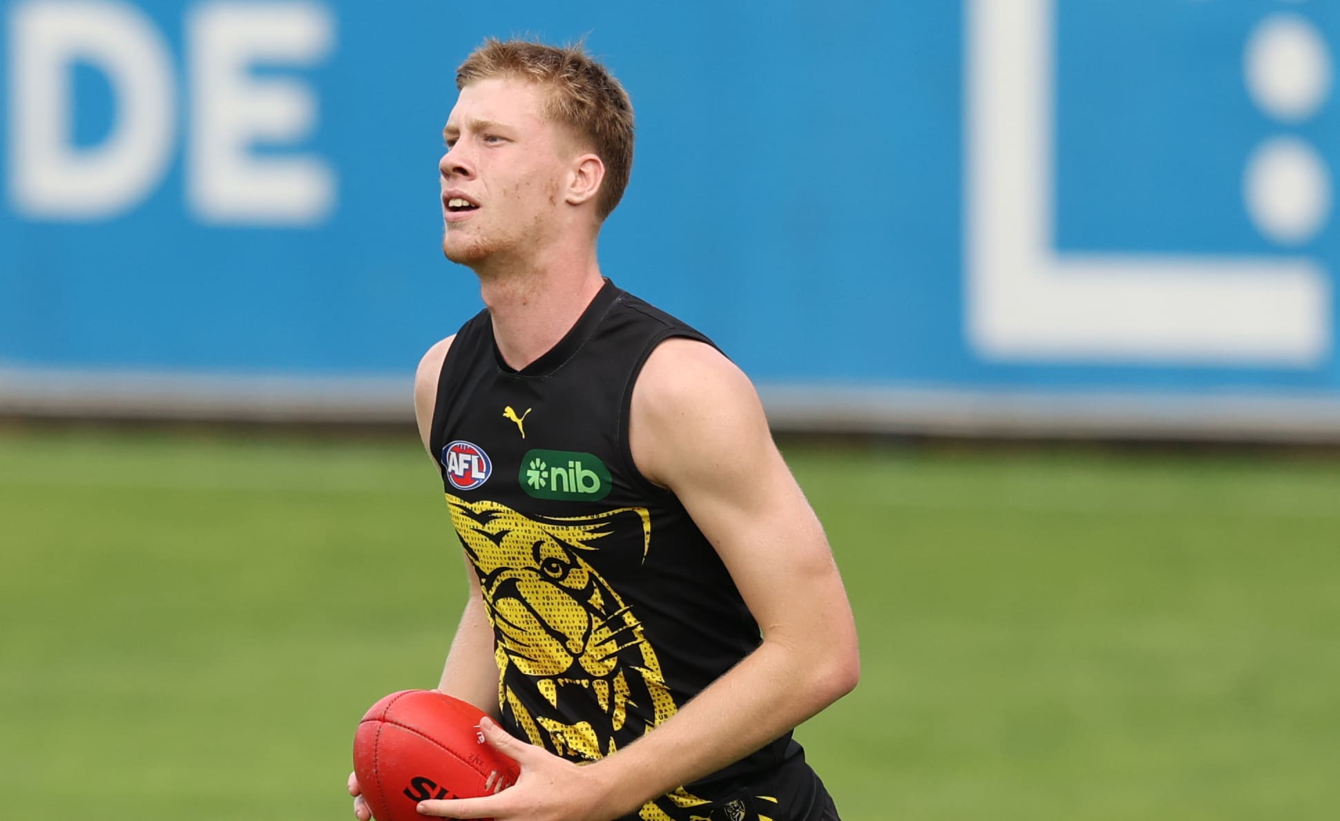 MELBOURNE, AUSTRALIA - APRIL 16: Thomas Sims of the Tigers runs with the ball during a Richmond Tigers AFL training session at Punt Road Oval on April 16, 2025 in Melbourne, Australia. (Photo by Robert Cianflone/Getty Images)