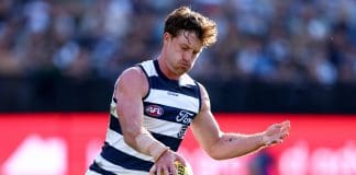 GEELONG, AUSTRALIA - MAY 11: Jed Bews of the Cats kicks during the round nine AFL match between Geelong Cats and GWS Giants at GMHBA Stadium, on May 11, 2025, in Geelong, Australia. (Photo by Josh Chadwick/Getty Images)