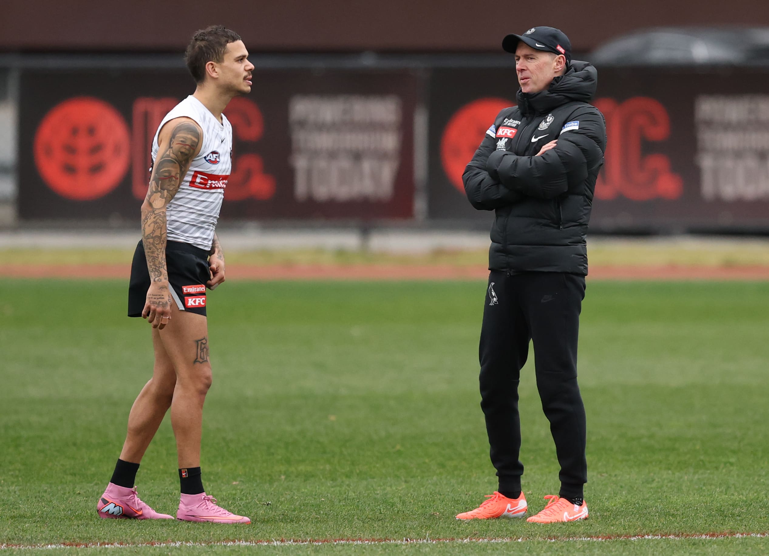 MELBOURNE, AUSTRALIA - JULY 17: Bobby Hill of the Magpies speaks with Magpies coach Craig McRae during a Collingwood Magpies AFL training session at Olympic Park Oval on July 17, 2025 in Melbourne, Australia. (Photo by Robert Cianflone/Getty Images)